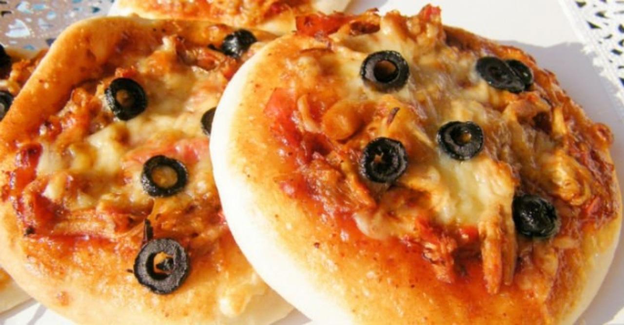 Gelinim Mutfakta kabarmalara doymayan pizza poğaça tarifi, malzemeleri ve yapılışı