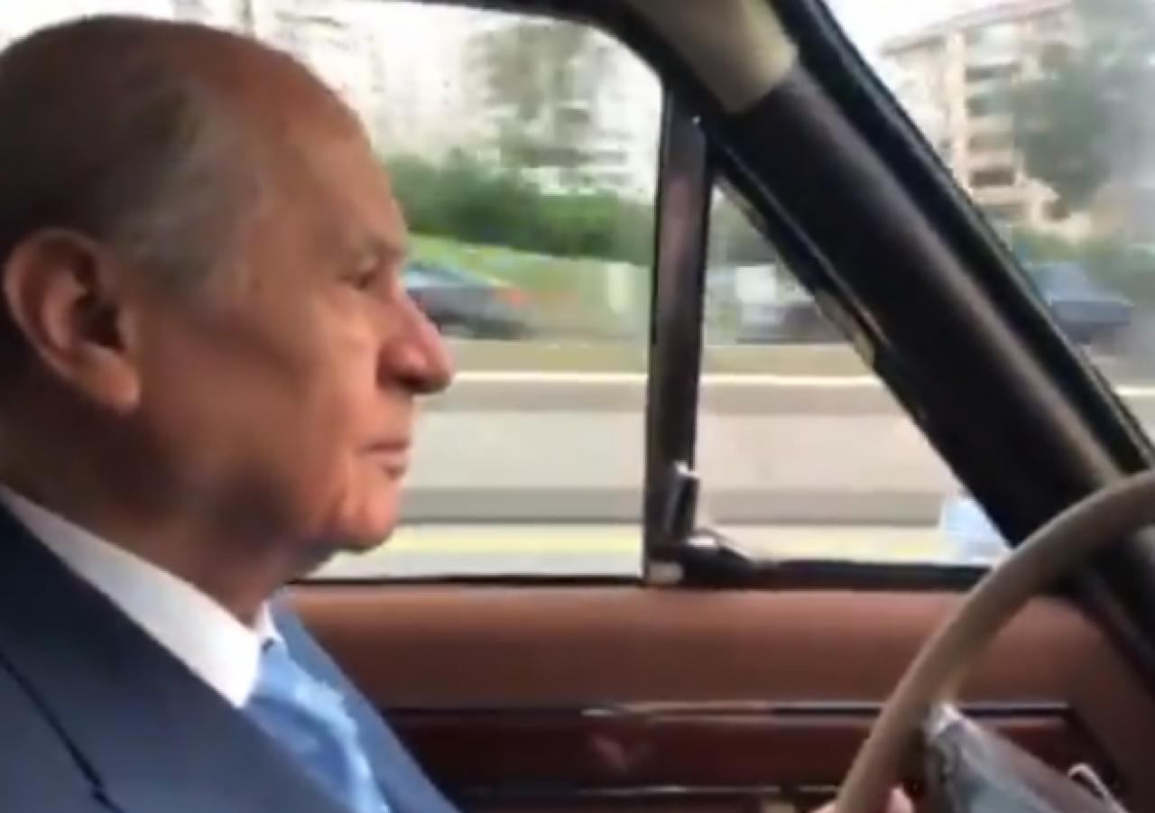 Devlet Bahçeli klasik arabayla tur attı!