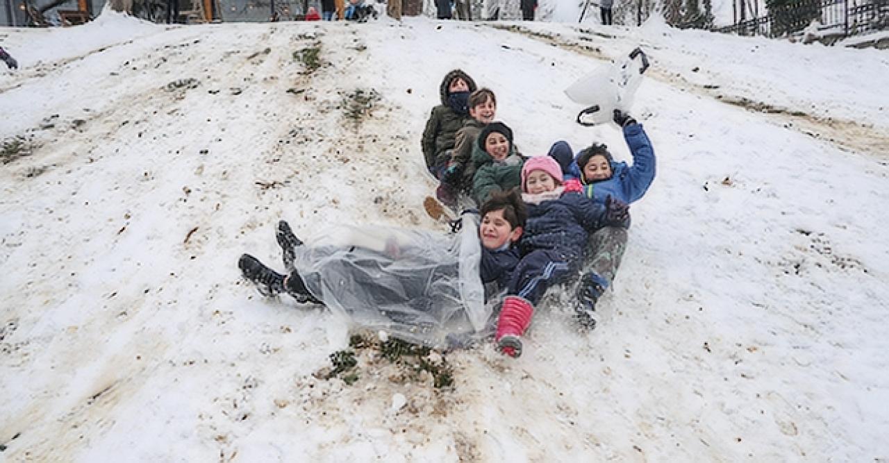 Beykoz'da park ve sokaklarda kayak pisti oldu