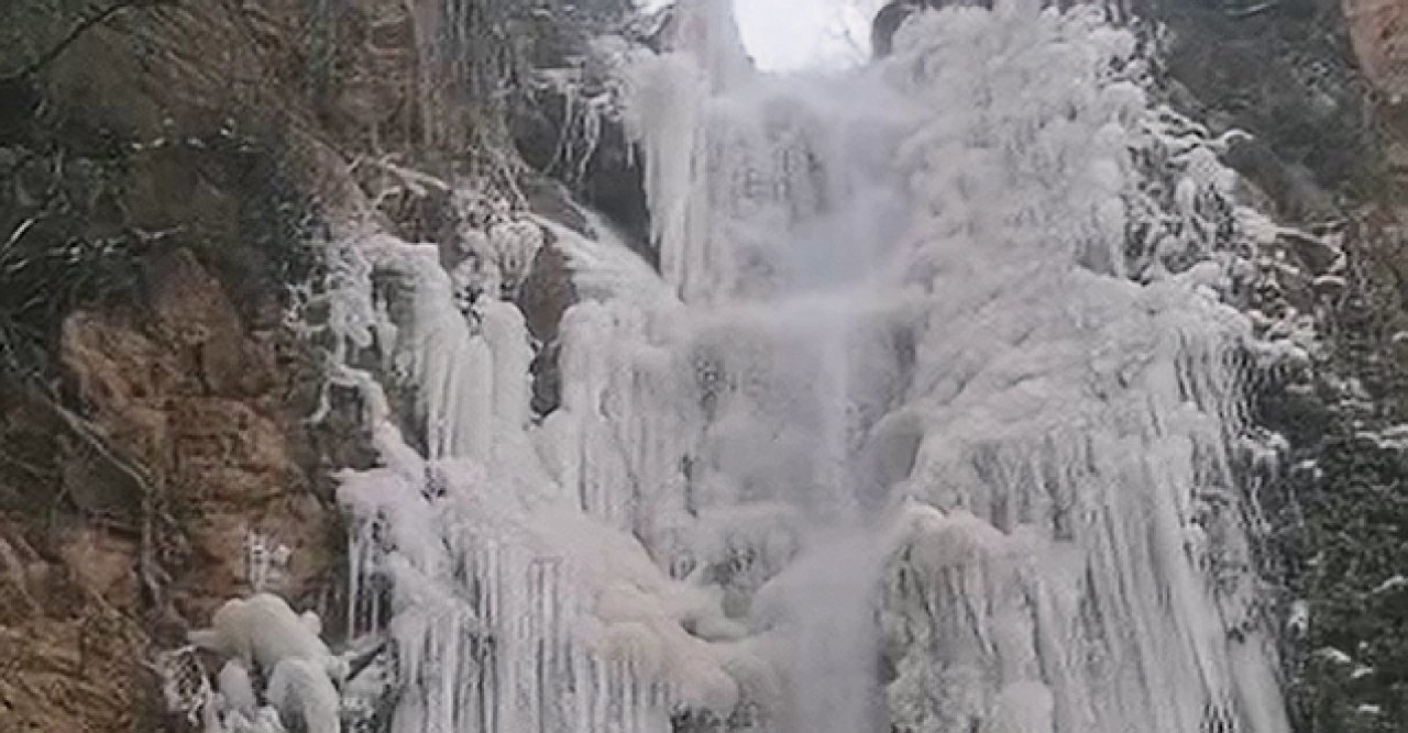 Amasya'da Su Atan Şelalesi dondu