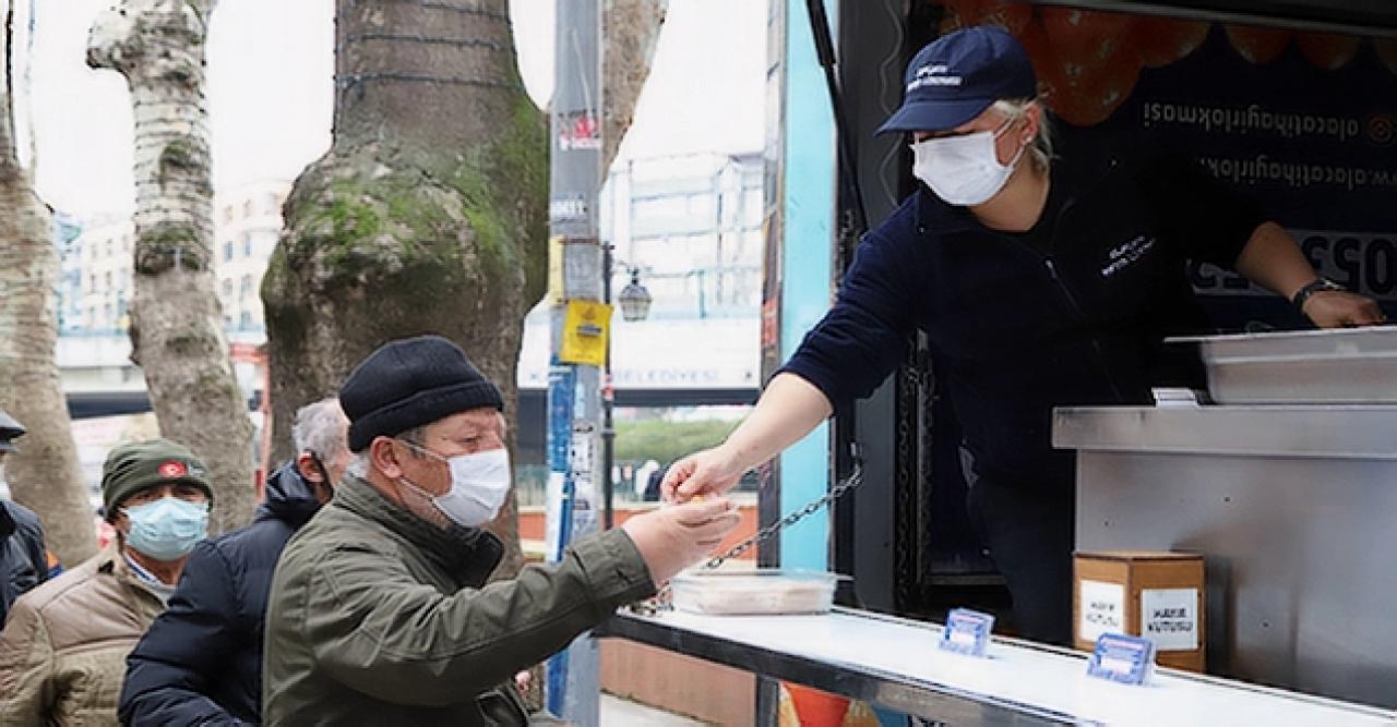 Kartal Belediyesi'nden vatandaşlara kandil simidi ve hayır lokması ikramı