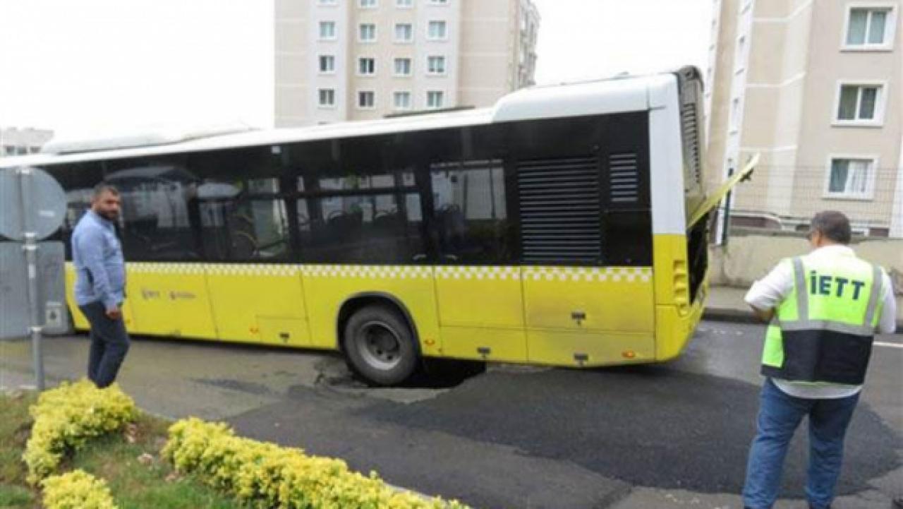 İstanbul'da yol çöktü