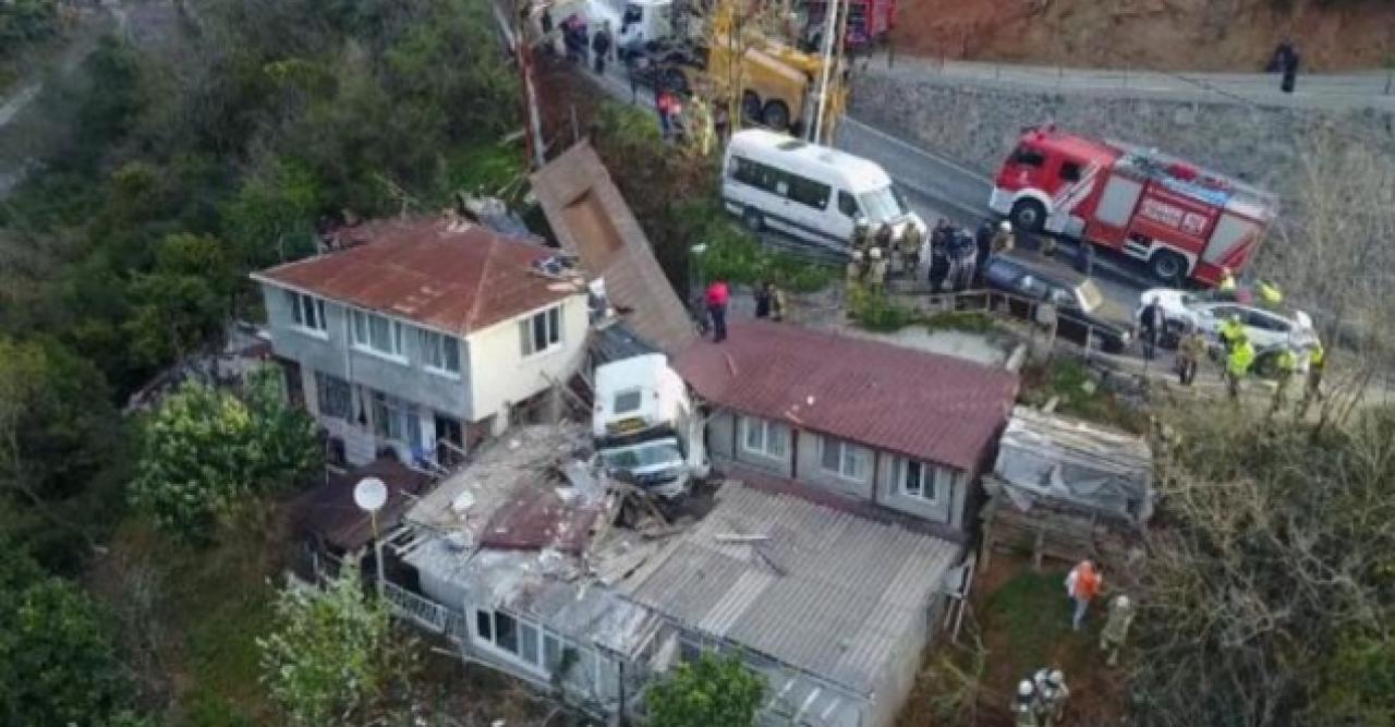 Sarıyer'de gecekondu üzerine demir yüklü TIR devrildi