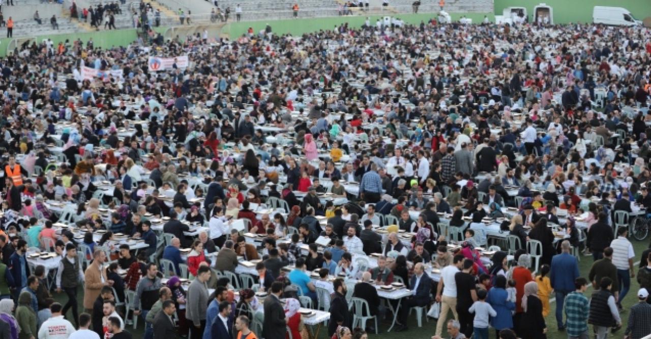 Binlerce kişiye iftar verdi