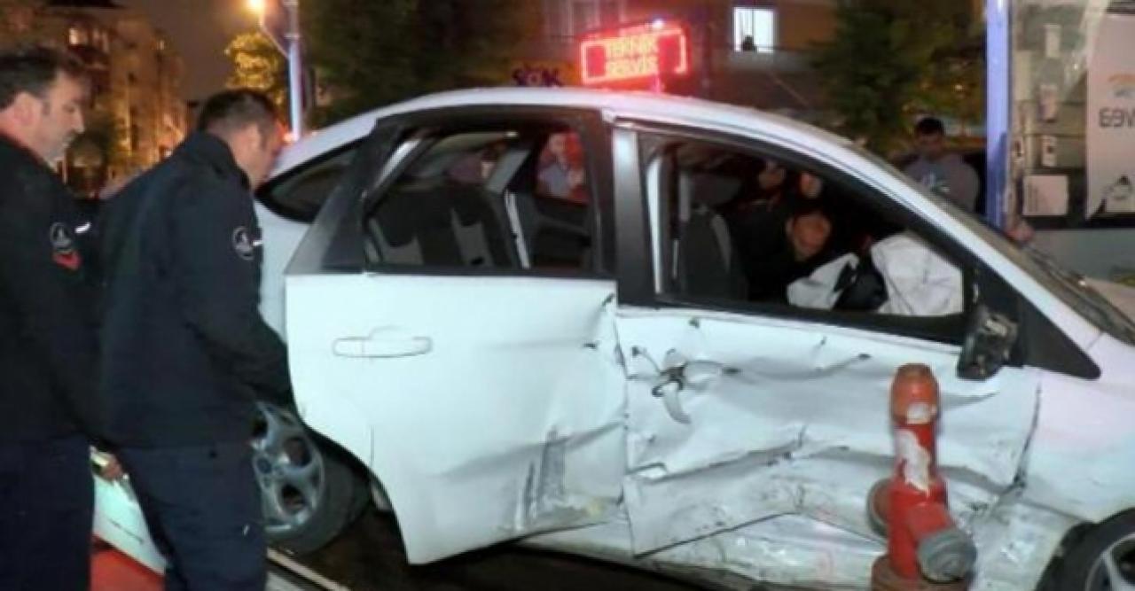 Çekmeköy’de çarpışan otomobillerden biri iş yerine girdi