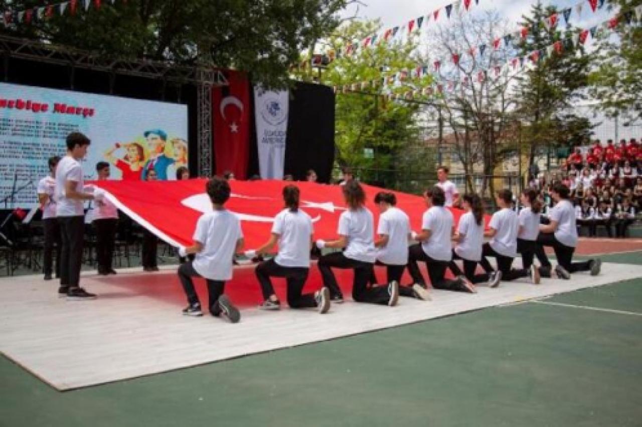 Anıtkabir’de dalgalanan bayrak, lise öğrencilerine emanet edildi