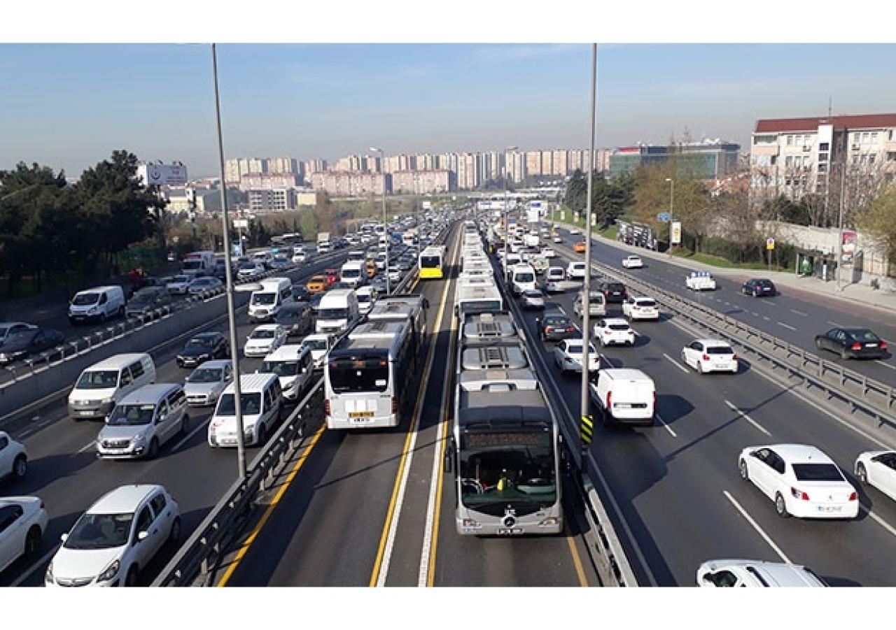 Metrobüs yolunda asfalt yenileme çalışması