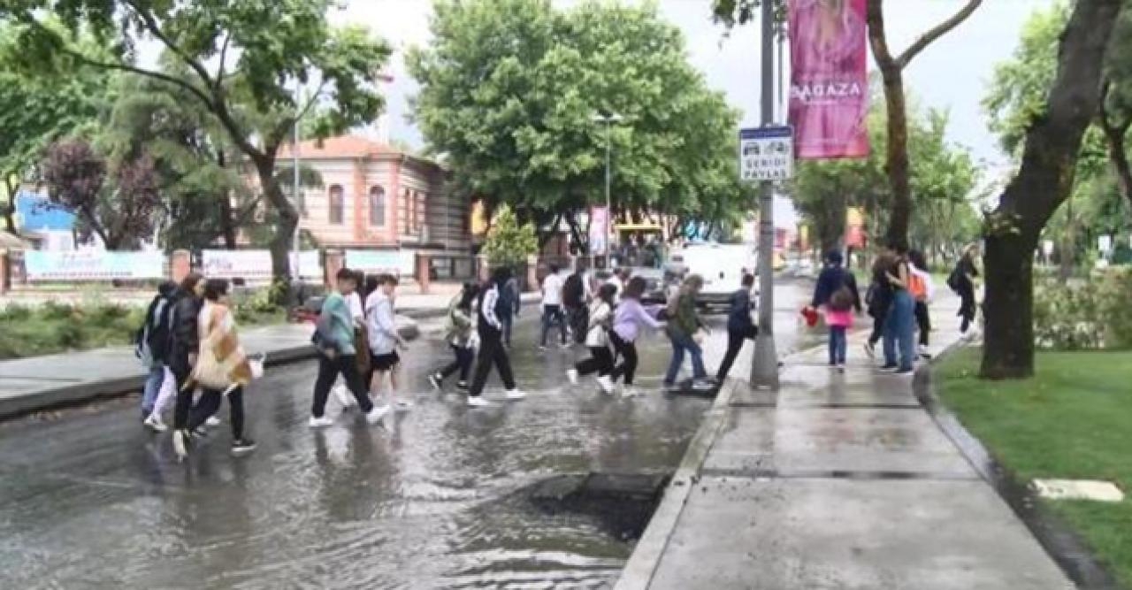 Balat'ta yağmur sonrası yol göle döndü