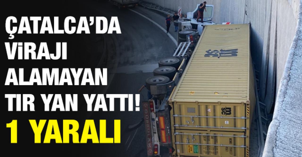 Çatalca'da virajı alamayan TIR devrildi: 1 yaralı