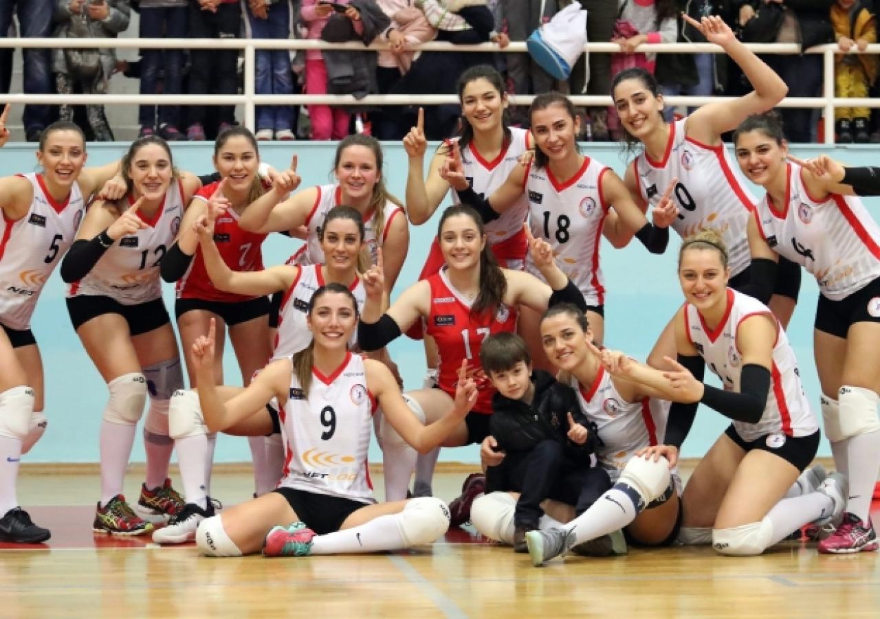 Büyükçekmece Voleybol Akademi'nin liderlik sevinci