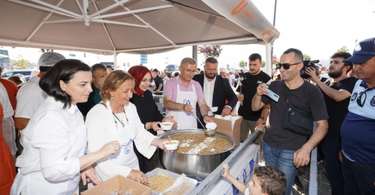 Üsküdar meydanında aşure ikram edildi