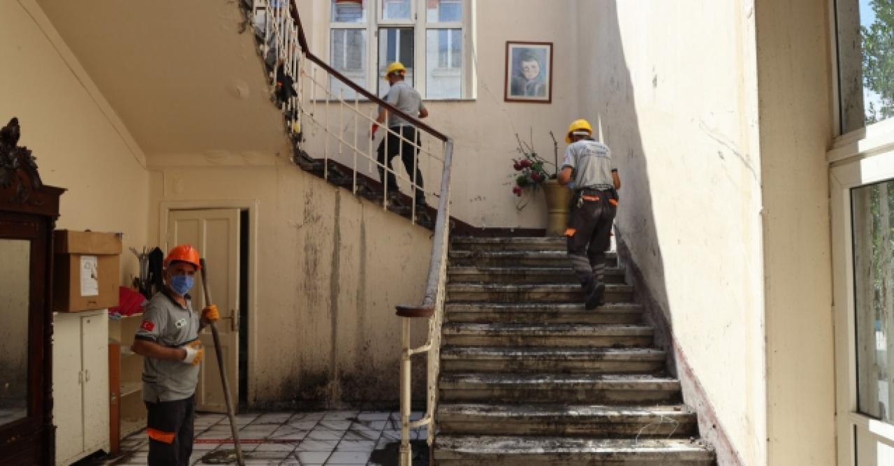 Zeytinburnu Belediyesi'nden Balıklı Rum Hastanesi yangınına müdahale