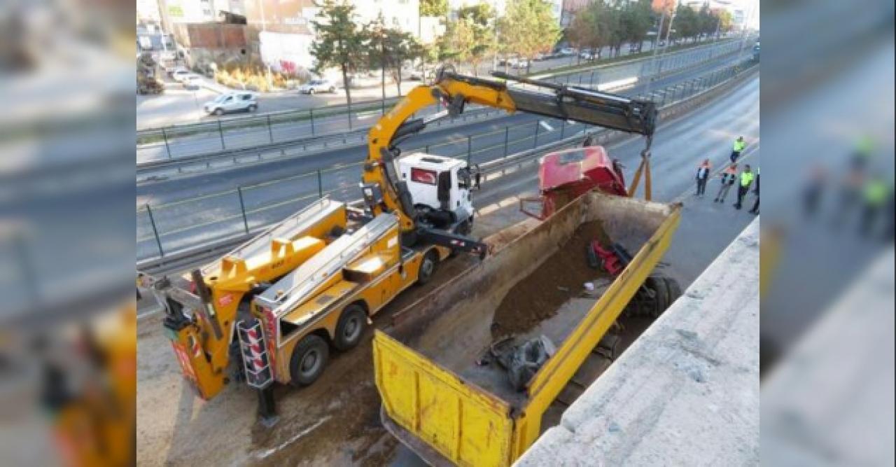 Kadıköy'de çevre yoluna düşen hafriyat yüklü TIR 8 saat sonra kaldırıldı