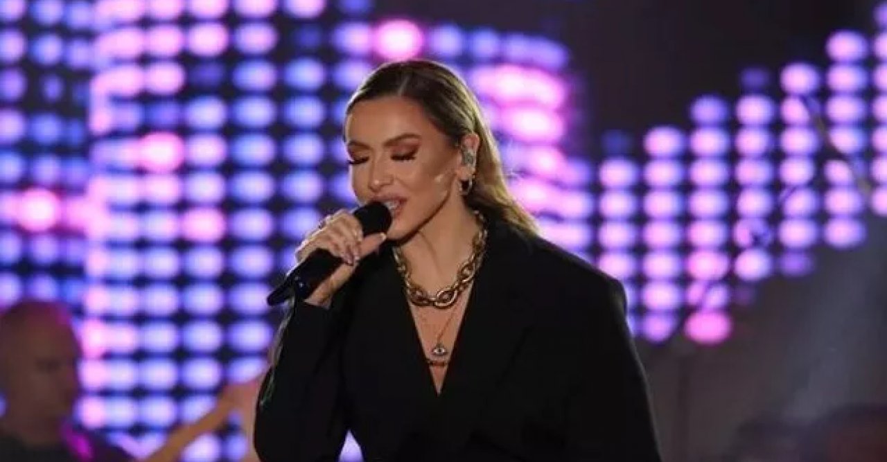 Hadise, Mehmet Dinçerler’in geri istediği iddia edilen yüzüğü sahnede çıkardı