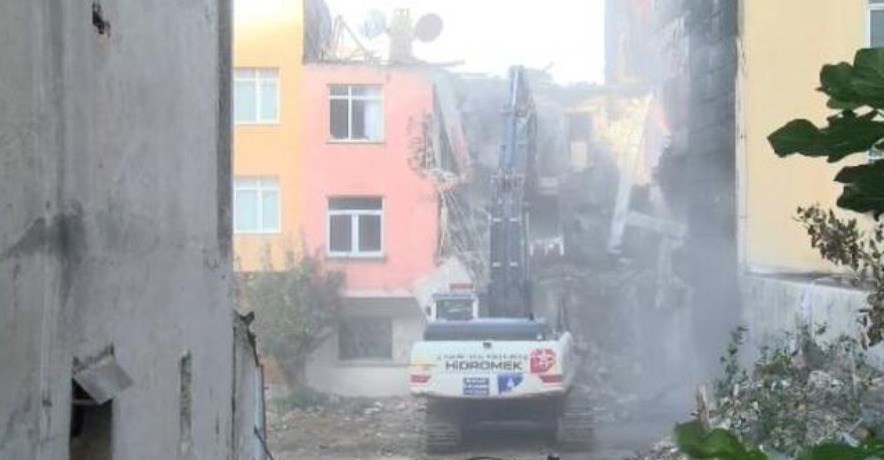 Kadıköy'de 3 kişinin hayatını kaybettiği bina yıkıldı