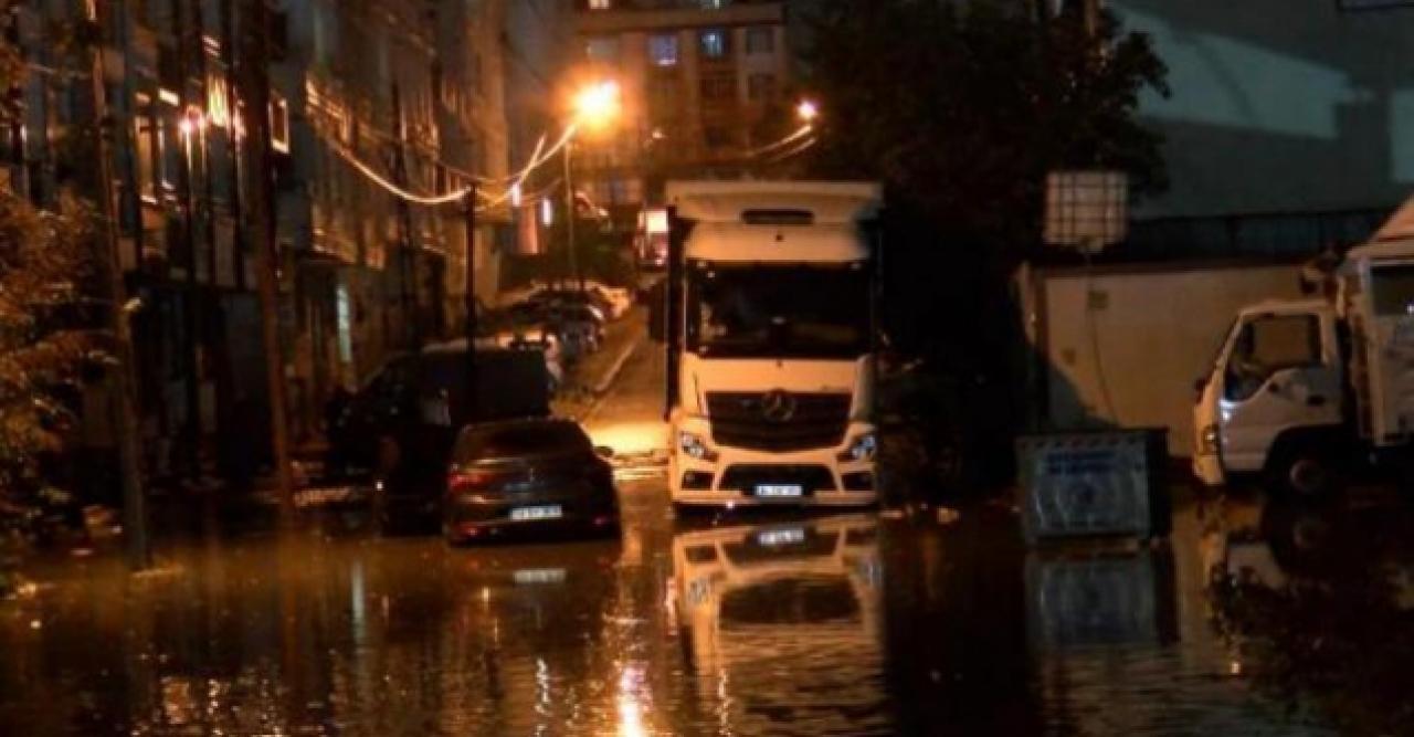 Yağmur Esenyurt'u olumsuz etkiledi! Cadde ve sokakları su bastı, araçlar yolda kaldı