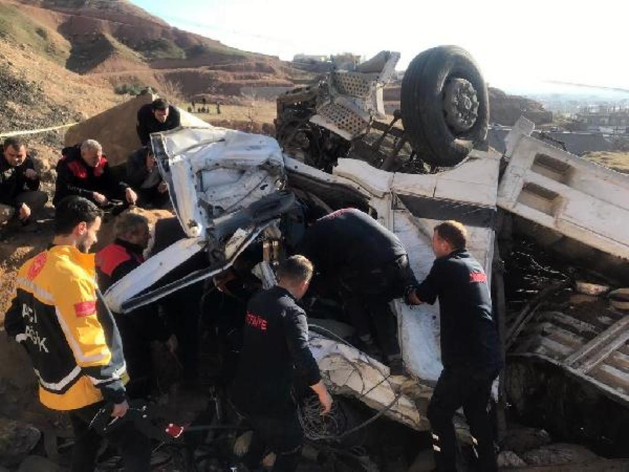 Şırnak’ta virajı alamayan TIR şarampole yuvarlandı: 1 ölü, 1 yaralı