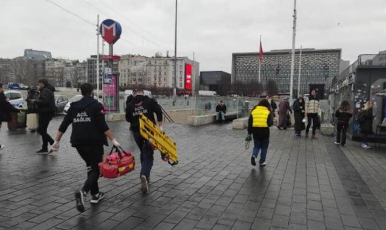 Taksim Metro istasyonunda bir yolcu raylara düştü! Seferler durdu