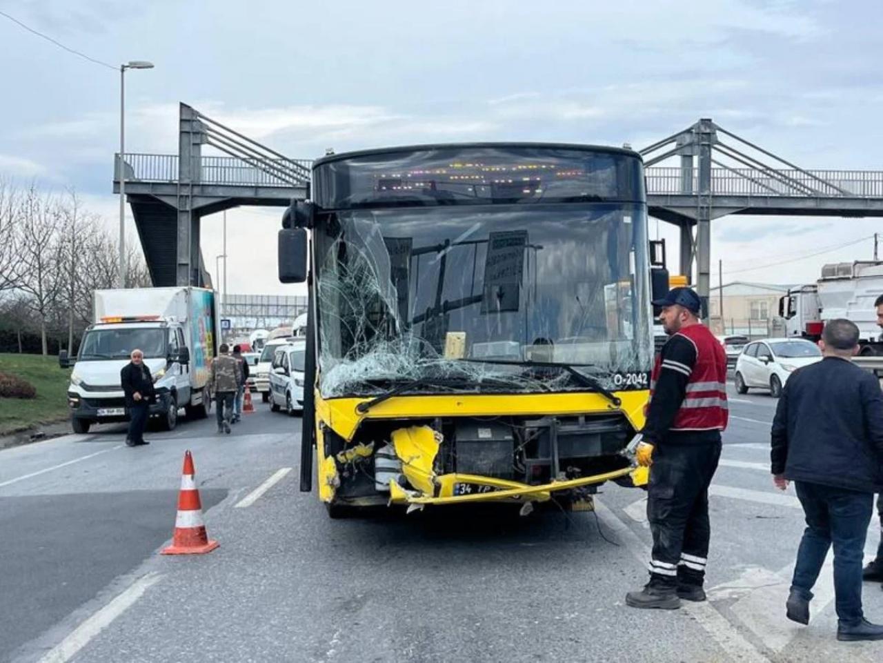 İETT otobüsü bariyerlere çarptı: Ekipler bölgede