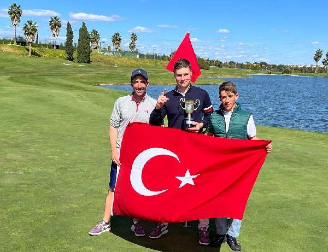 Ali Berk Berker, U18 Erkekler İspanya Golf Şampiyonası'nda kupaya uzandı 