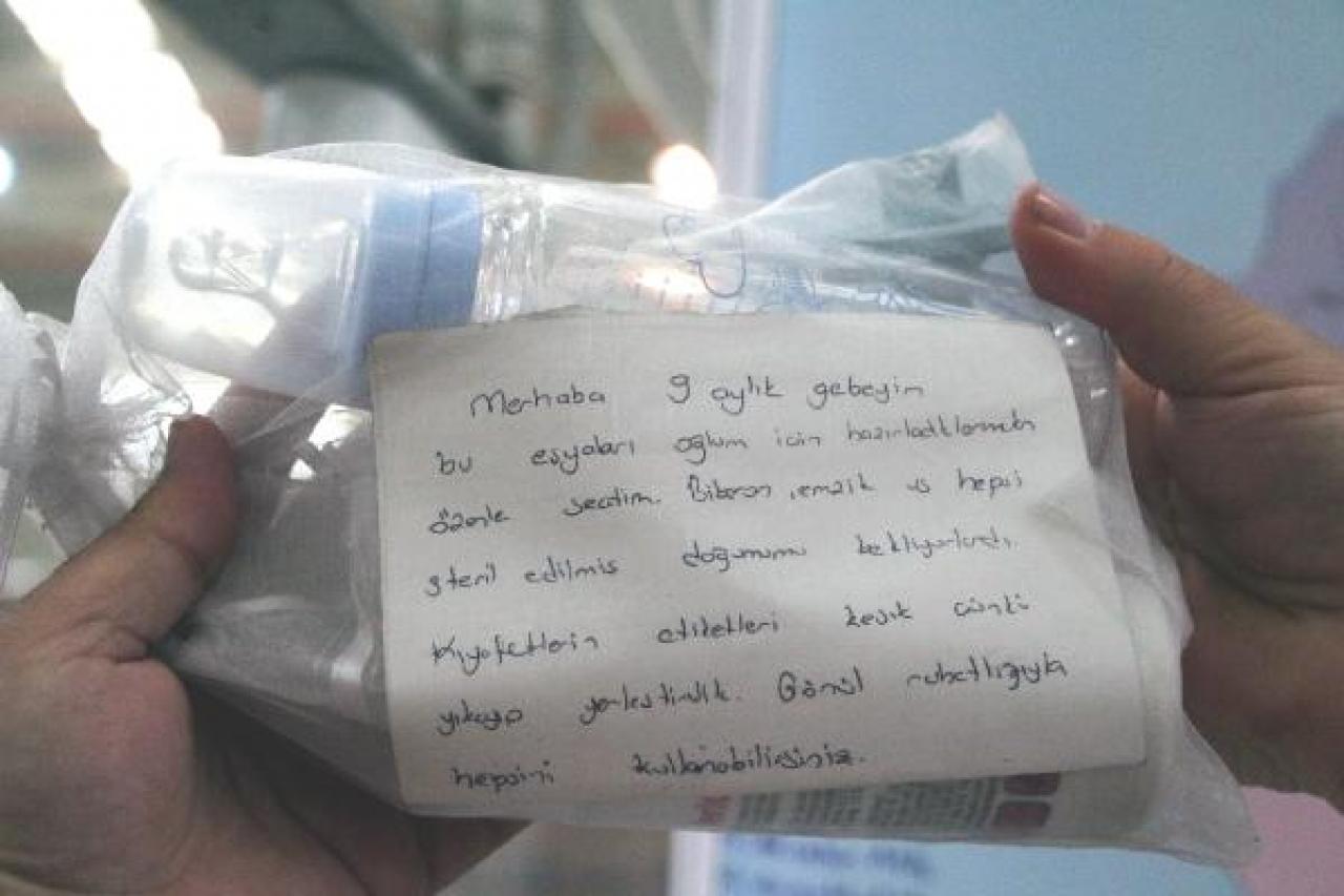 Depremzedelere gönderdikleri eşyaların arasındaki notlar yürek ısıttı