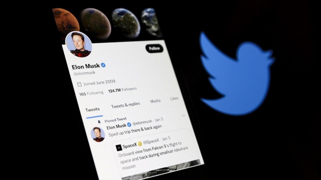 Elon Musk Twitter'da "mavi tik" onay sisteminin tüm dünyada kullanılabileceğini duyurdu