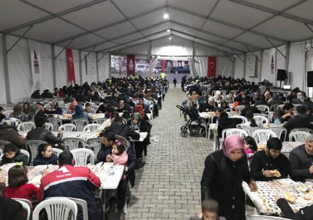 Beyoğlu'ndan Kahramanmaraş'a uzanan 'kardeşlik sofrası'nda ilk iftar yapıldı 