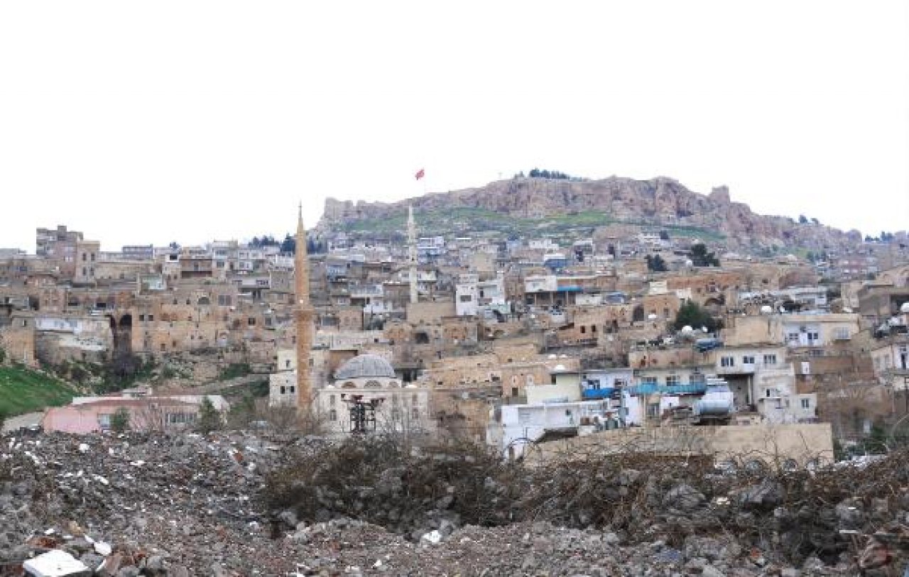 Mardin'de 5 katlı binanın yıkımı yapıldı