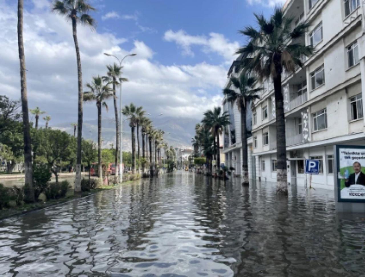 İskenderun'da kuvvetli rüzgar ve yağmur; kıyı şeridi su altında kaldı