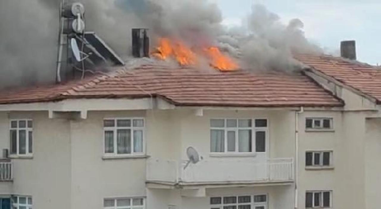 Elazığ'da 3 katlı binanın çatısında yangın