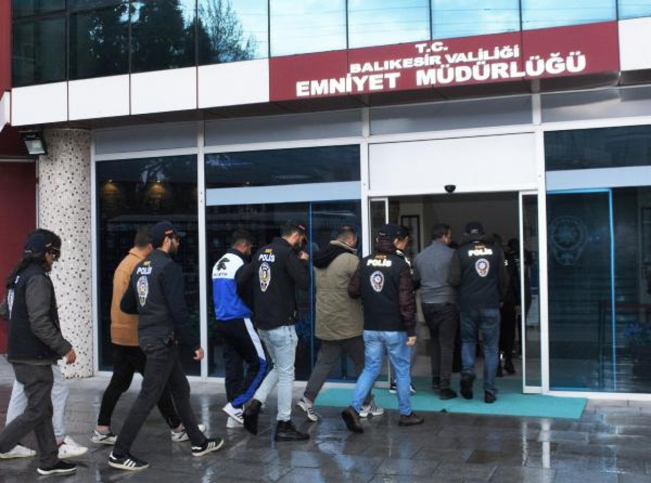 Balıkesir merkezli 7 ilde siber dolandırıcılık operasyonu: 16 gözaltı