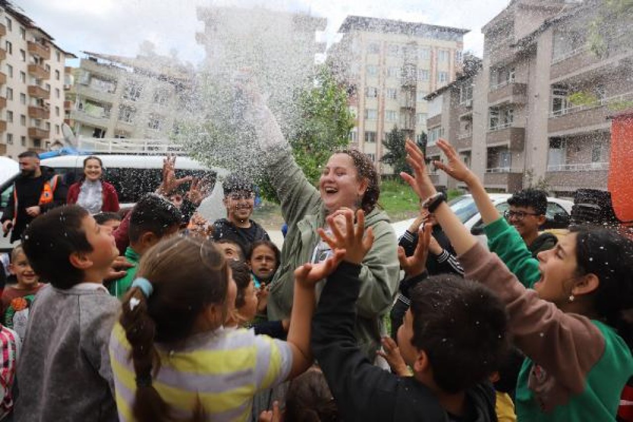 Kartal Belediyesi, Hatay’da çocuk şenlikleri düzenliyor