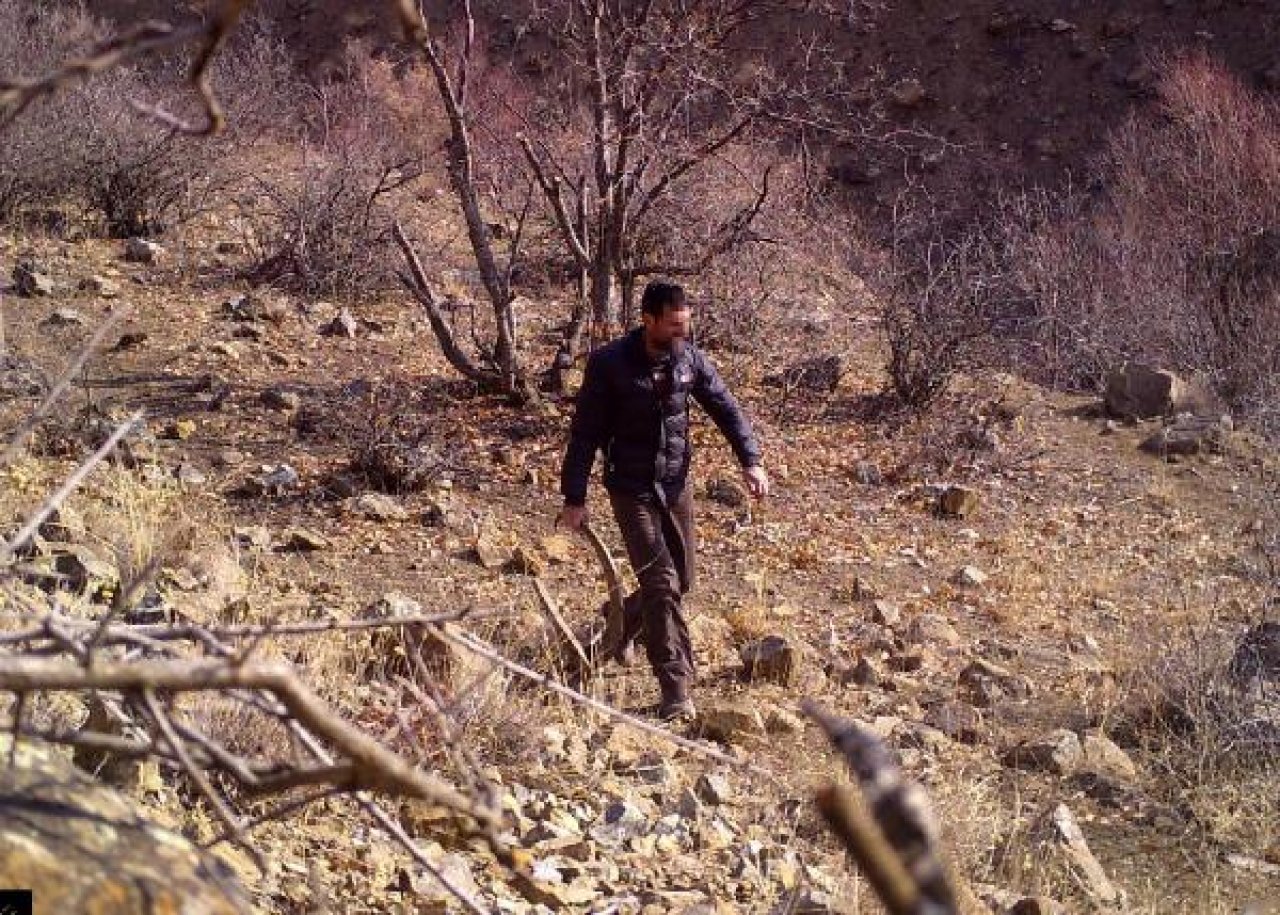 Elindeki boynoz ile fotokapana yakalandı