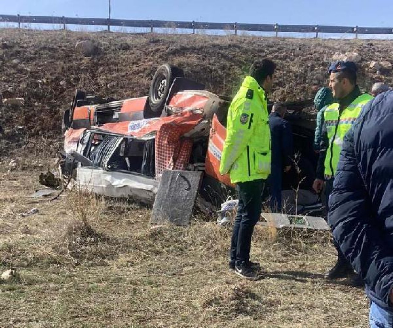 Kayseri'de cenaze aracı şarampole devrildi: 2 ölü, 3 yaralı