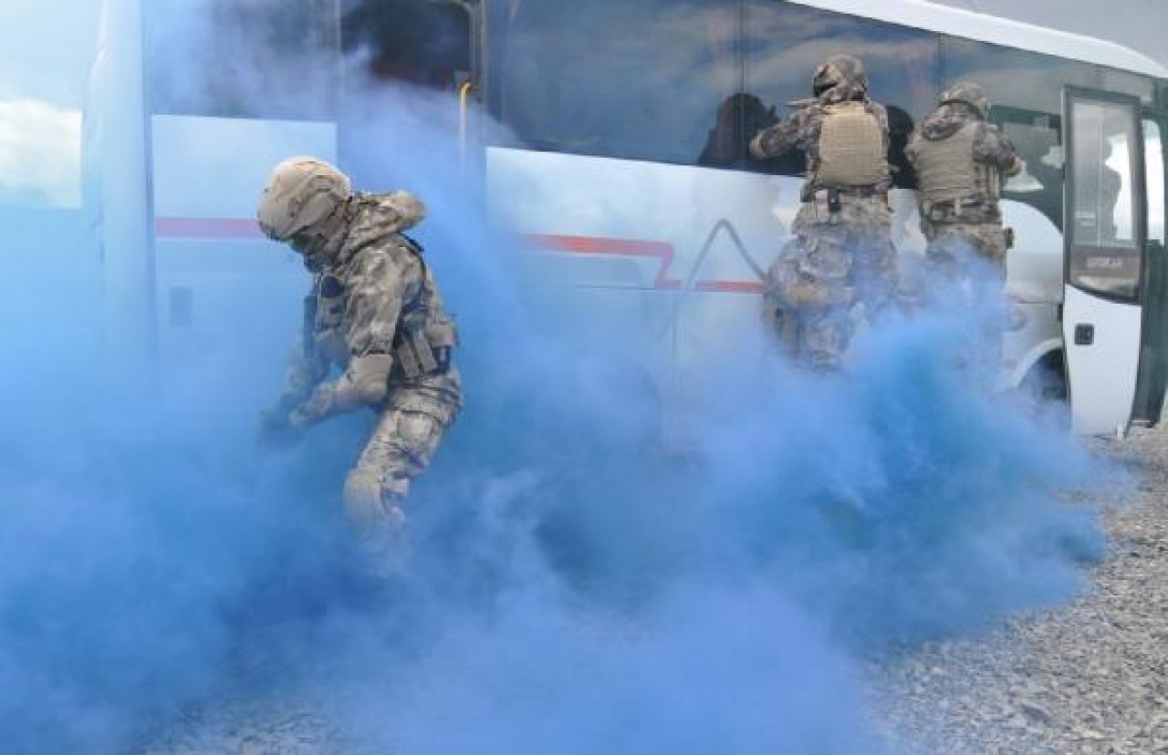 Özel harekat polisinin eğitim tatbikatı nefes kesti