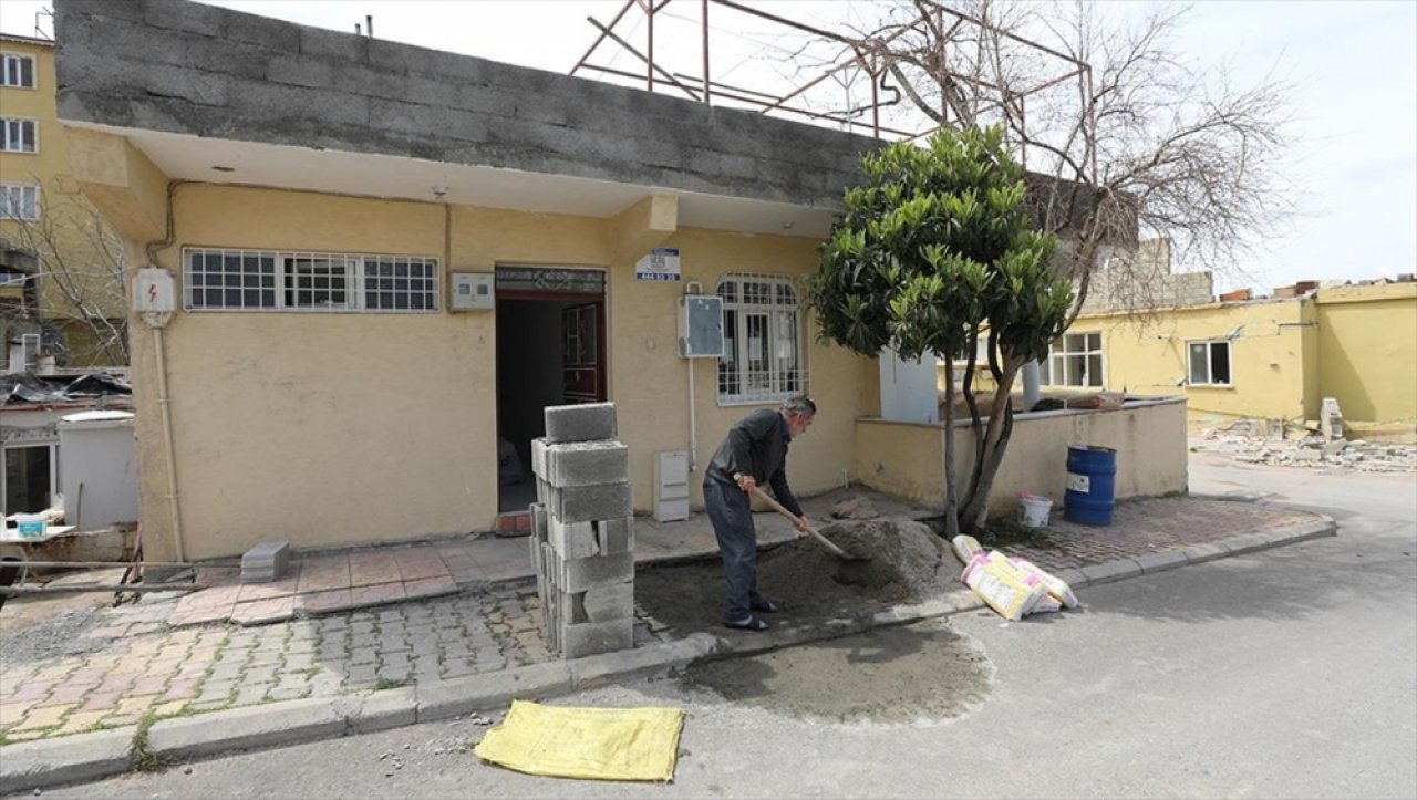 Pazarcık'ta vatandaşlar hafif hasarlı evlerin onarımına başladı