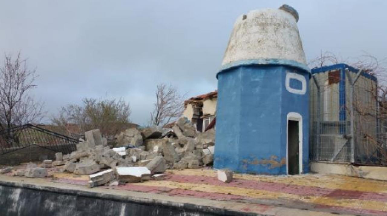 Fırtınada caminin minaresi devrildi, imam yaralandı