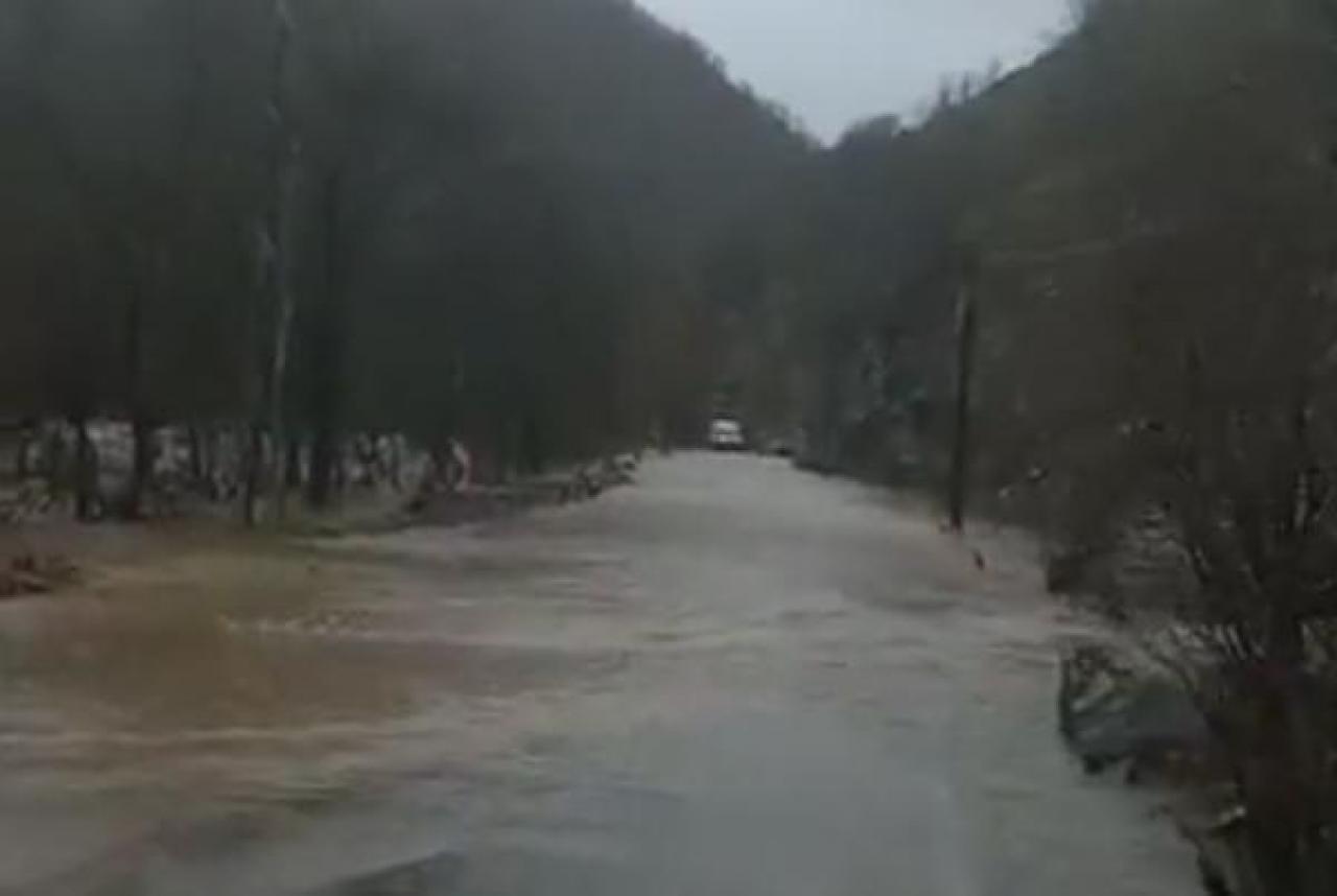 Munzur Çayı taştı; kara yolu ulaşıma kapatıldı