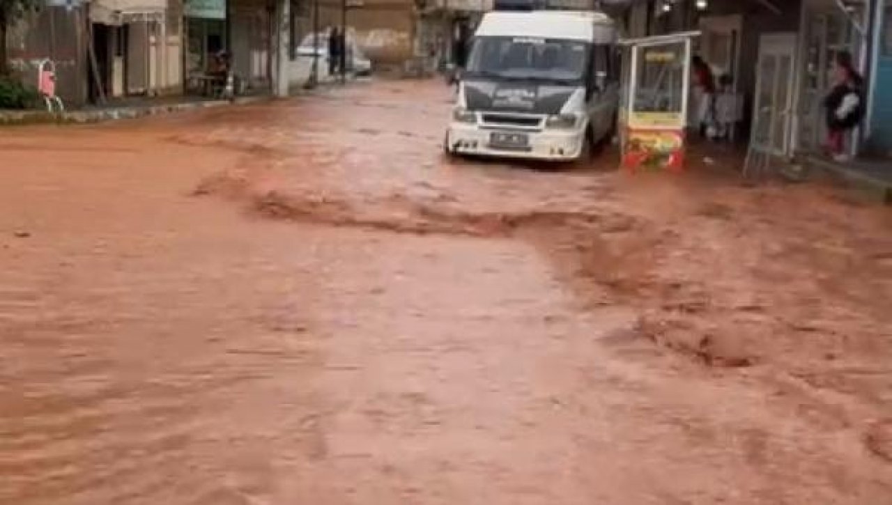 Şanlıurfa'da sağanak: 4 ilçede cadde ve sokaklar suyla doldu