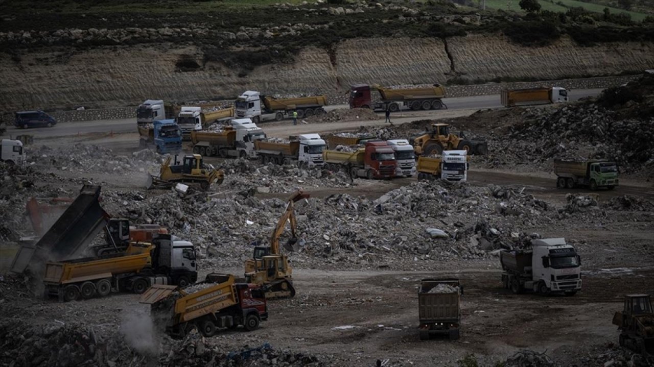 Hatay'da günde yaklaşık 15 bin kamyon moloz taşınıyor