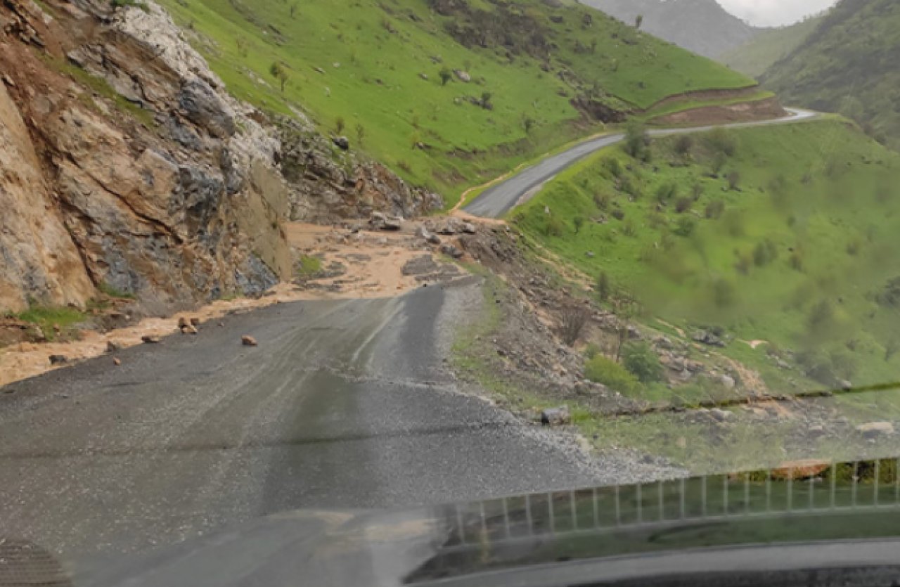 Hakkari'de yağış: Yollarda heyelan meydana geldi