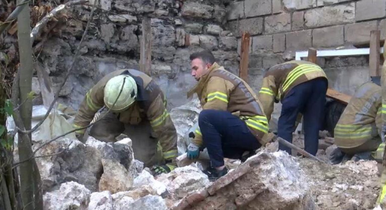 İstanbul'da tarihi surlar çöktü:1 ölü