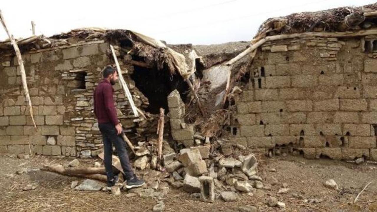 Hakkari'de bir eve yıldırım düştü