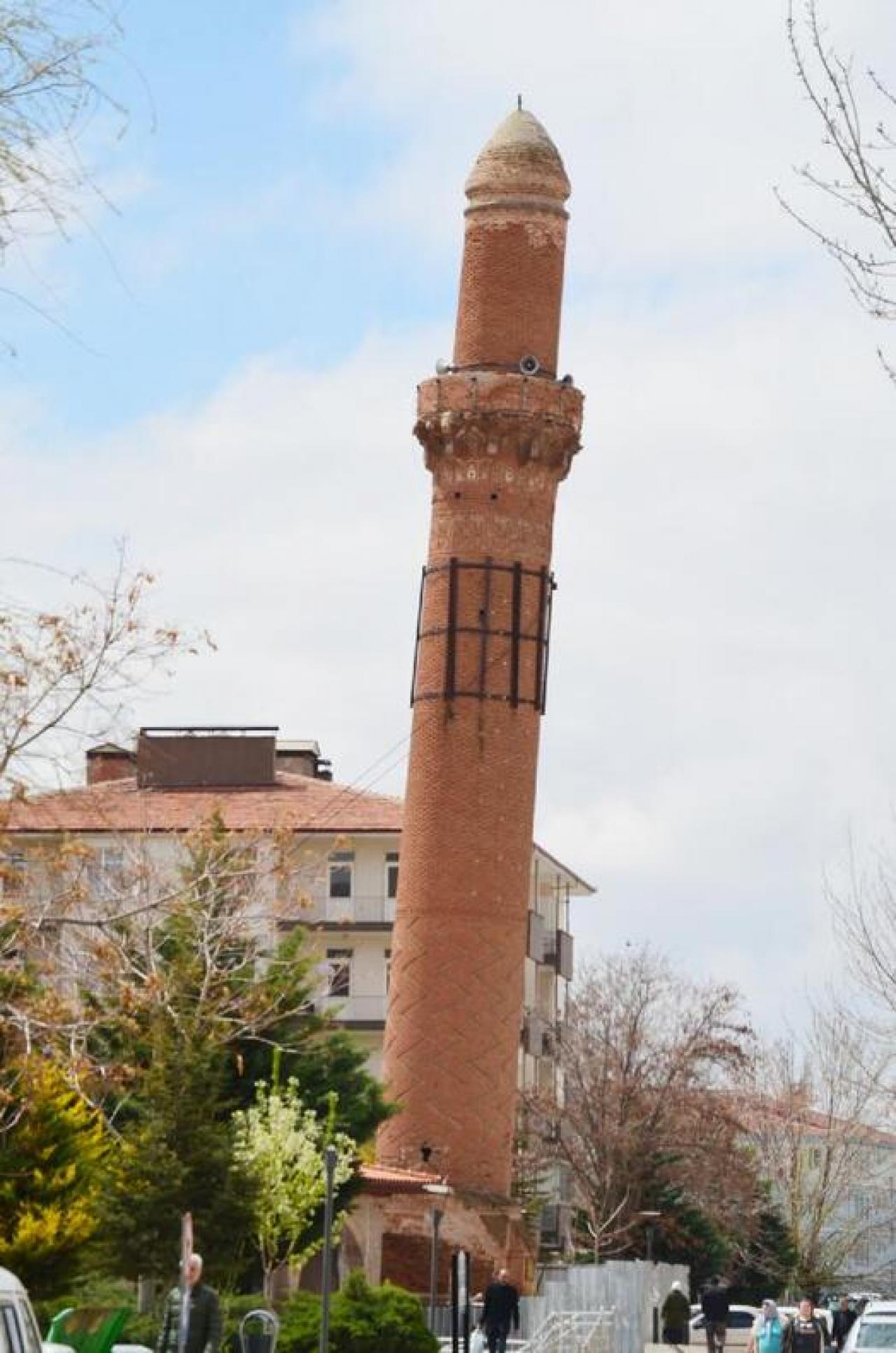 Eğri Minarede Depremlerin Ardından Kayma Yok..