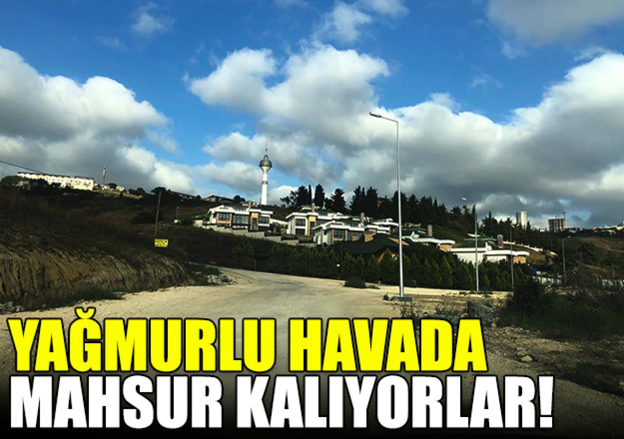 Yağmurlu havada mahsur kalıyorlar