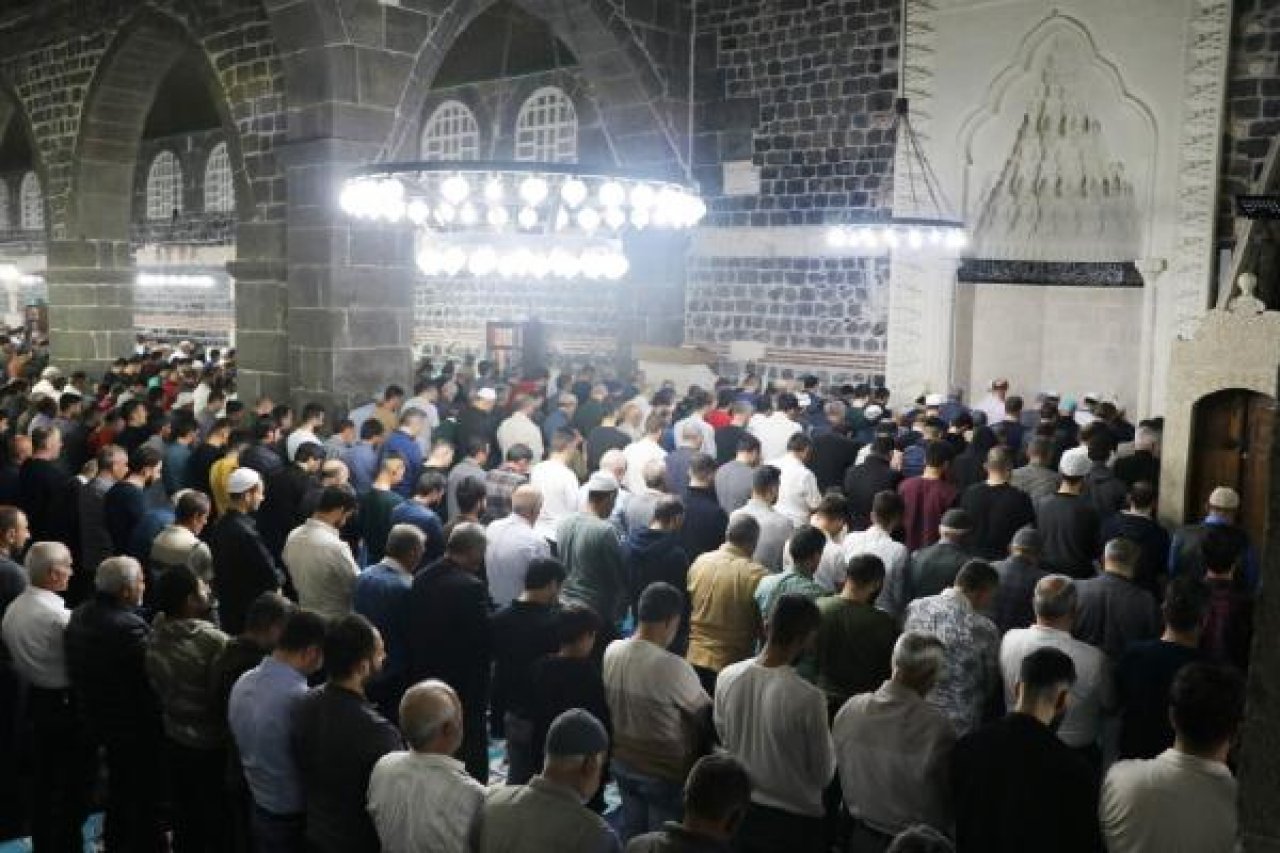 Diyarbakır’da tarihi Ulu Cami doldu taştı