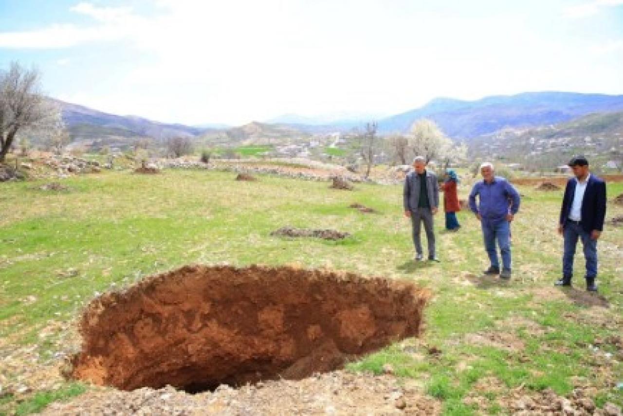 Deprem bölgesinde obruk oluştu