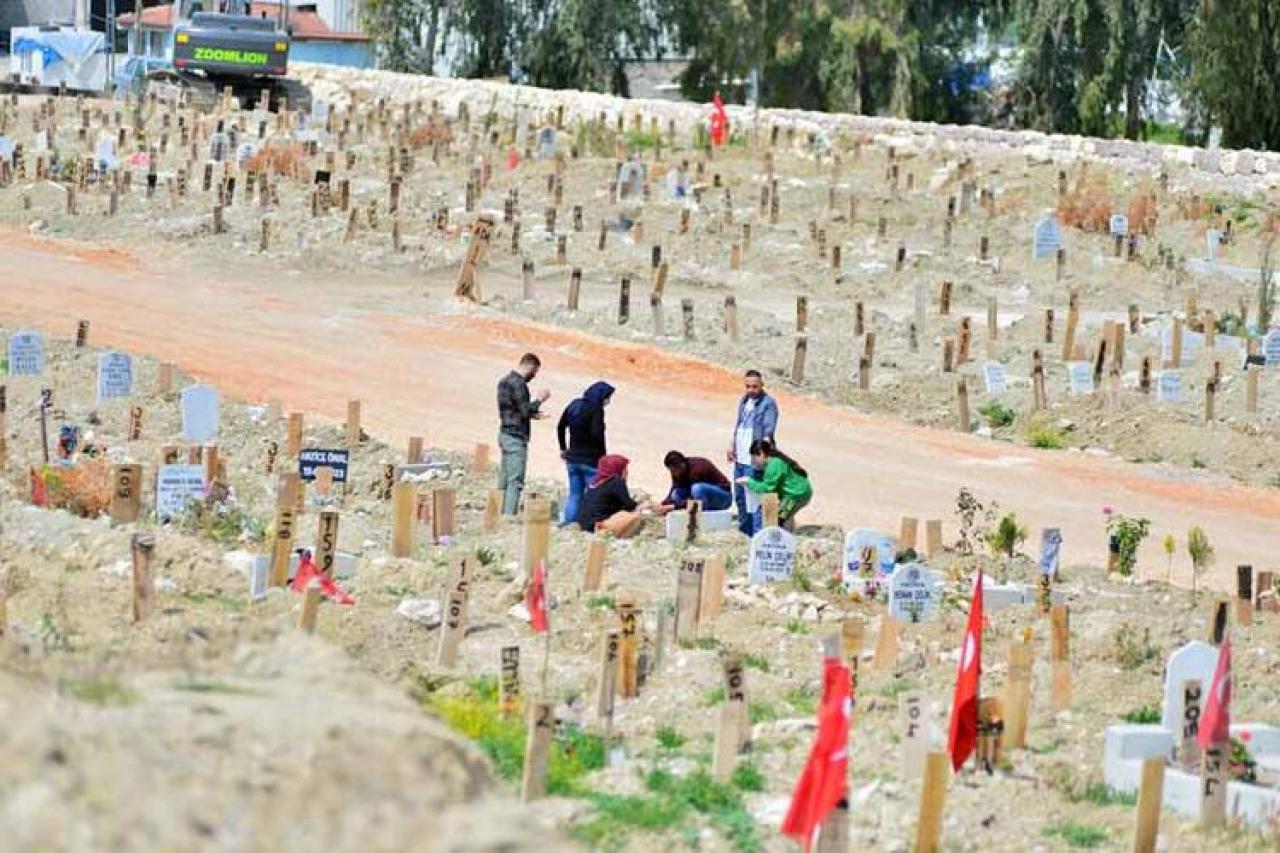 Deprem bölgesi'nde yürek burkan bayram ziyareti