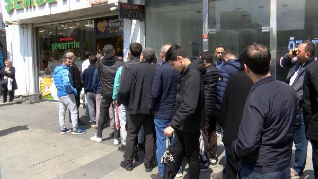 İstanbul'da ucuz baklava için metrelerce kuyruk