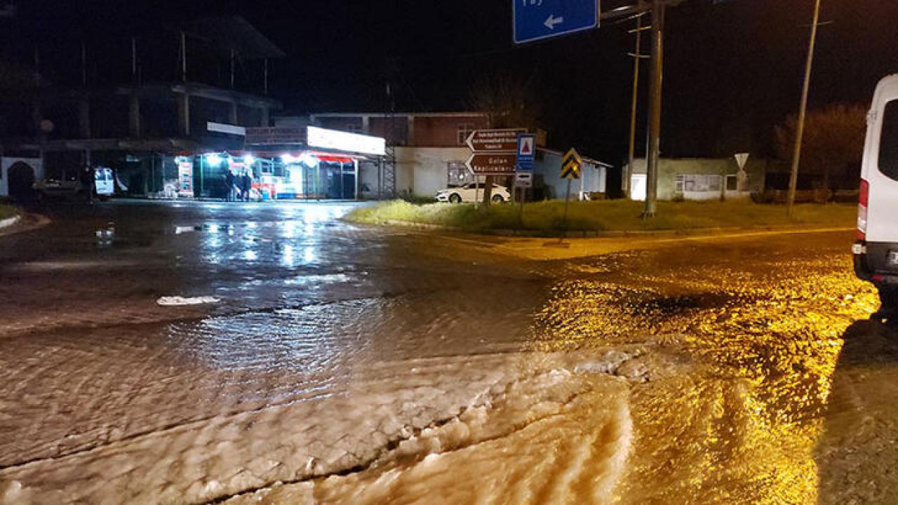 Elazığ’da sağanak; Bingöl kara yolunda ulaşım tek şeritten sağlanıyor